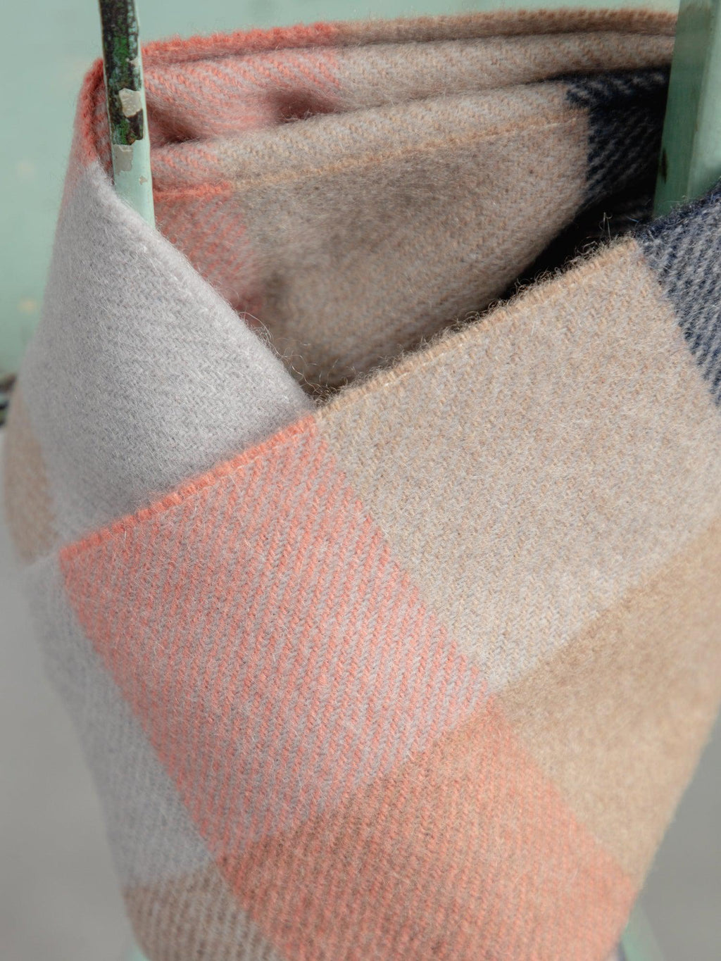 The Cashmere Check Scarf - Salmon Check